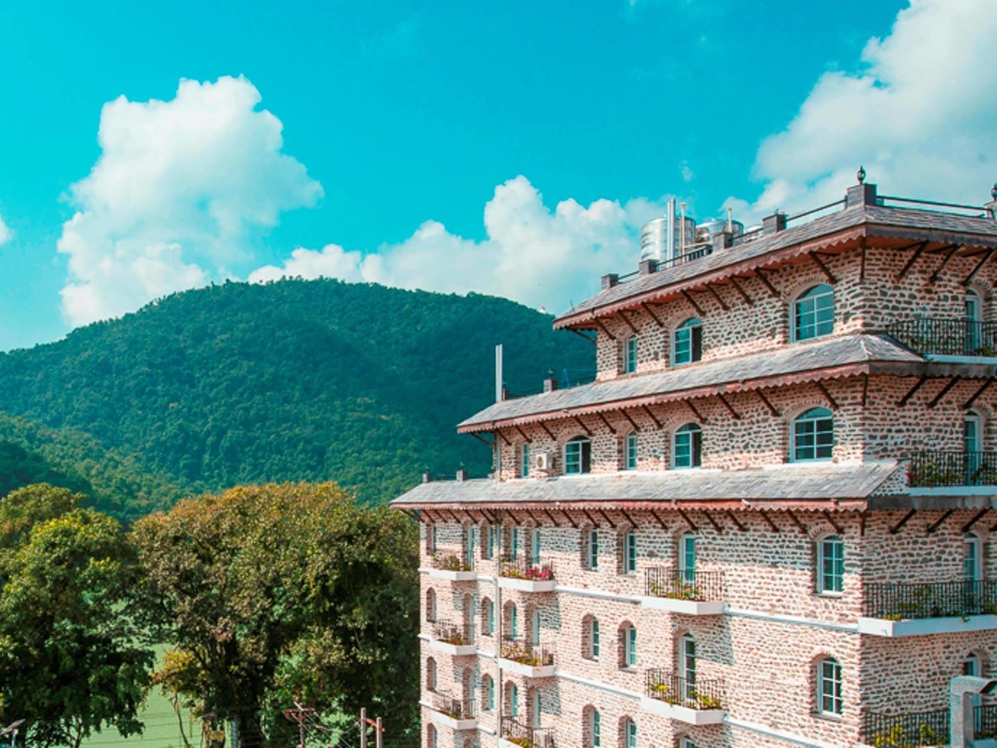 Glacier Hotel & Spa Pokhara Esterno foto